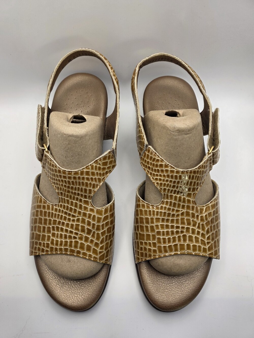 SAS Suntimer Golden Beige Croc Patent Leather Comfort Sandals 9.5M